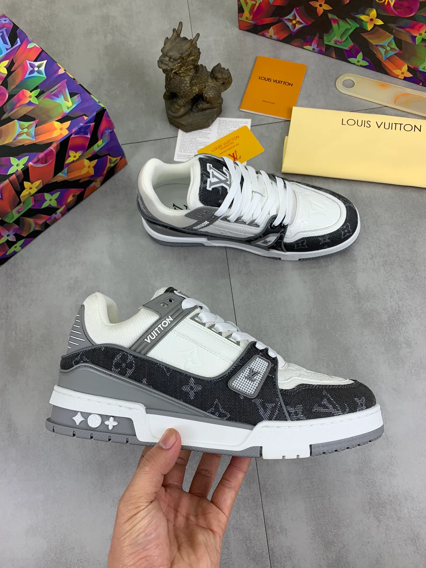 Men's shoes 💰P580 New style 💰💎💎Latest color High version 2025Louis*Vuitto* LV Traine Catwalk TRAINER outsole and fabric private model A shoe that definitely costs a lot of money and effort. This series was designed after the arrival of Vifgil. It is favored by many fans every season. Original TPU outsole Original packaging Men's size: 38-45 (46 can be customized) Color: White available (available from stock, super fast delivery)